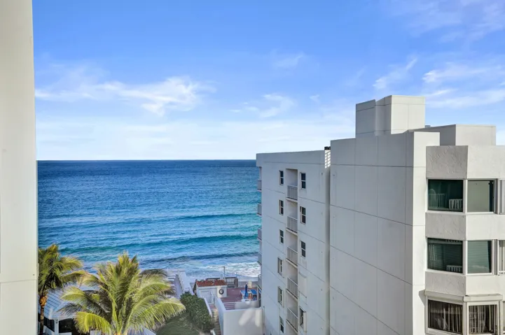 Waterfront condo in South Palm Beach