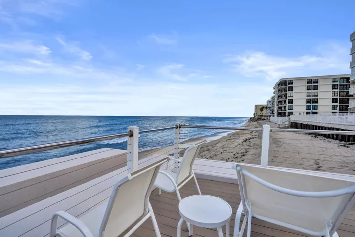 Waterfront condo in South Palm Beach