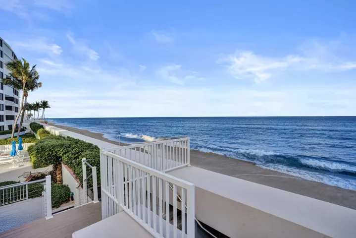 Waterfront condo in South Palm Beach