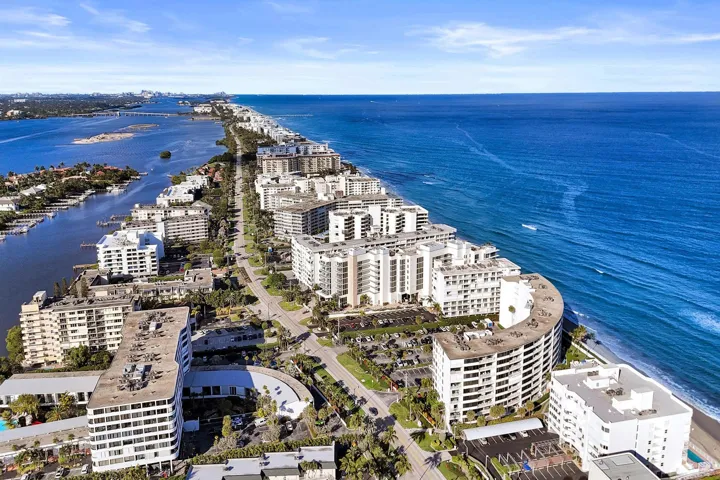 Waterfront condo in South Palm Beach