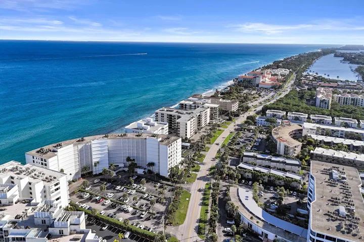 Waterfront condo in South Palm Beach
