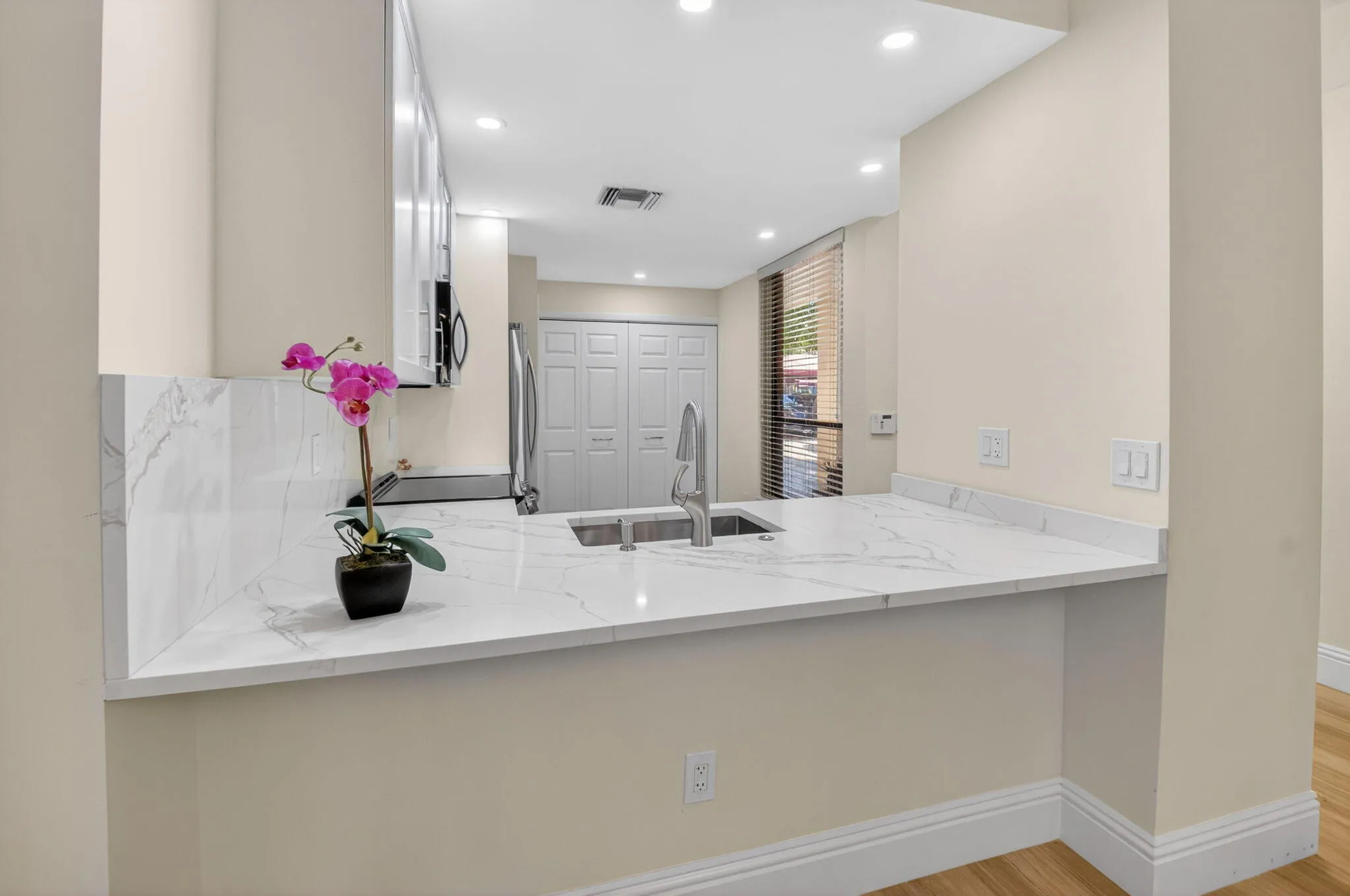 BREAKFAST BAR