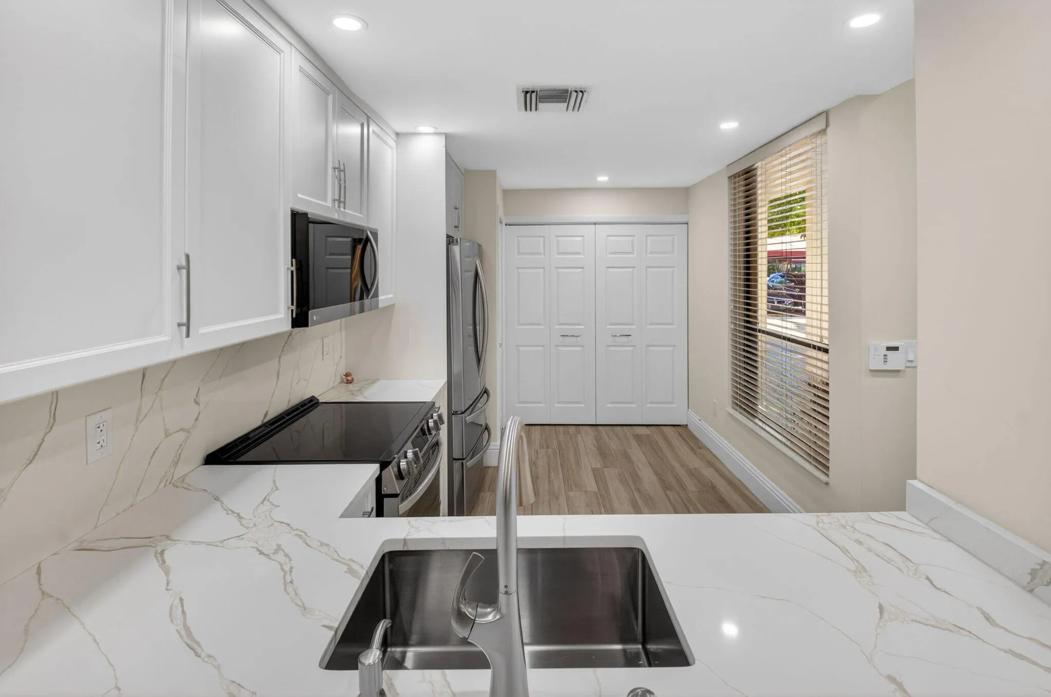 QUART COUNTERTOPS & BACKSPLASH