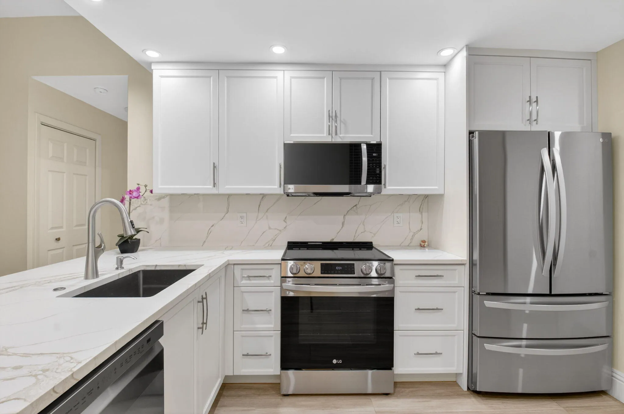 GORGEOUS CUSTOM WHITE KITCHEN