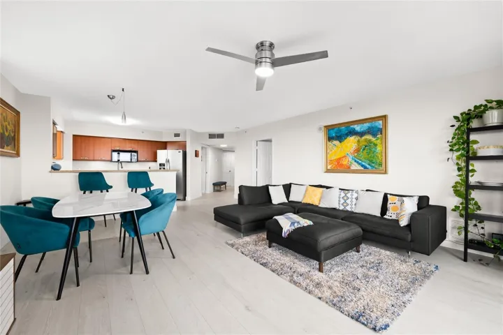 Lounge/Dining