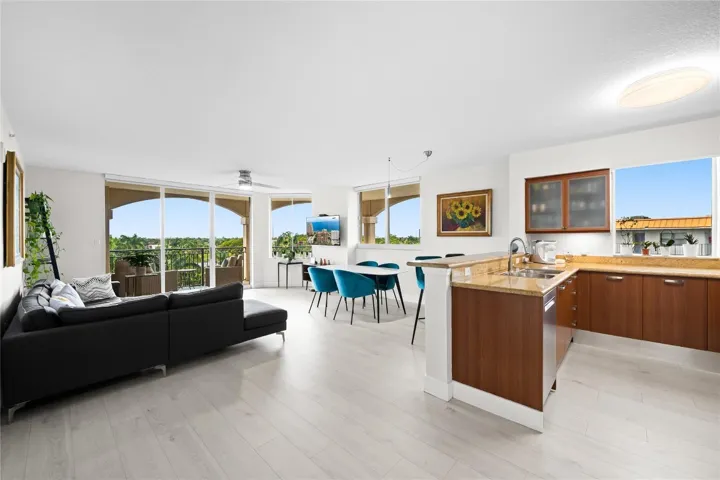 Lounge/Kitchen