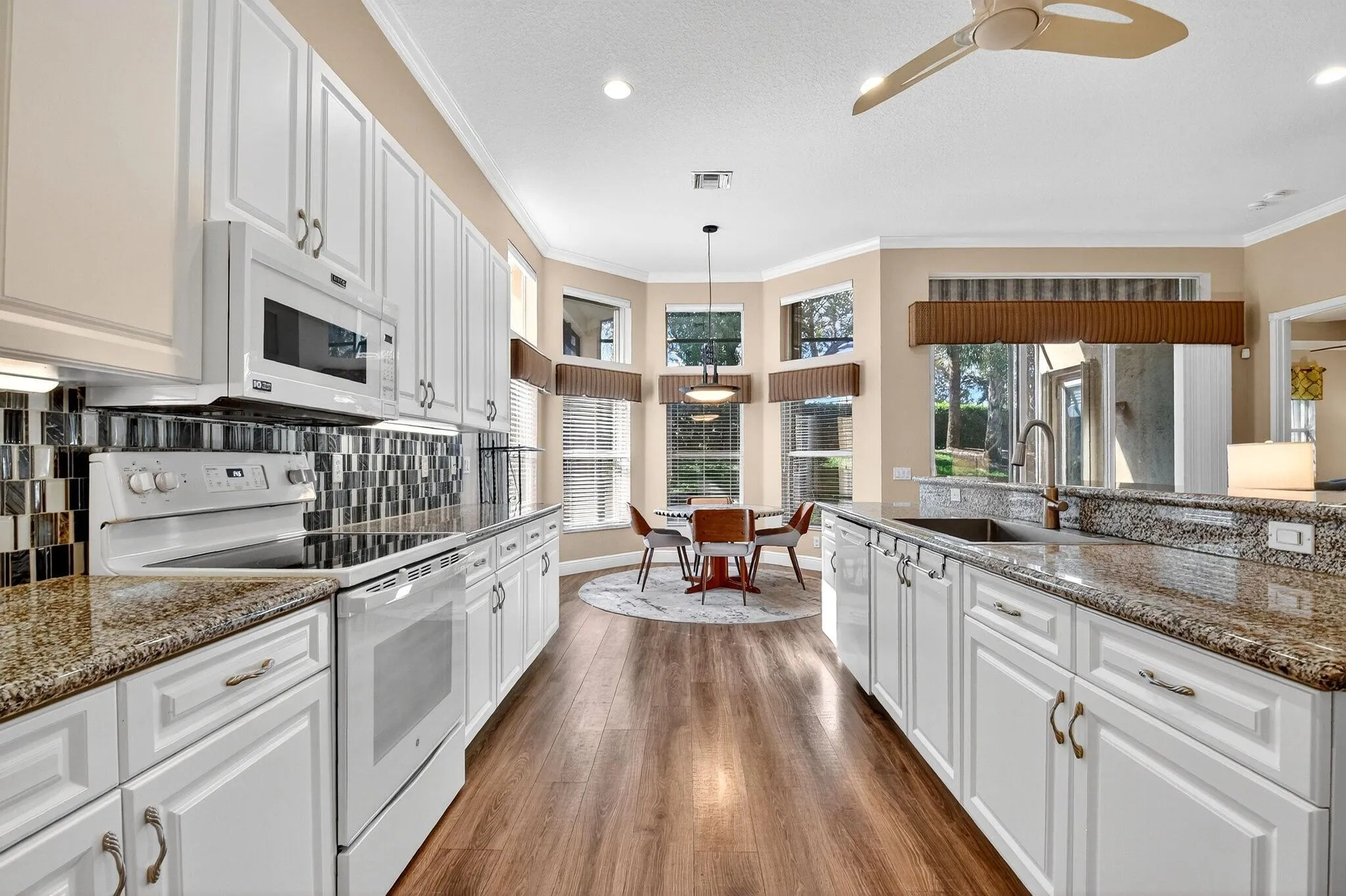 KITCHEN DINNING AREA