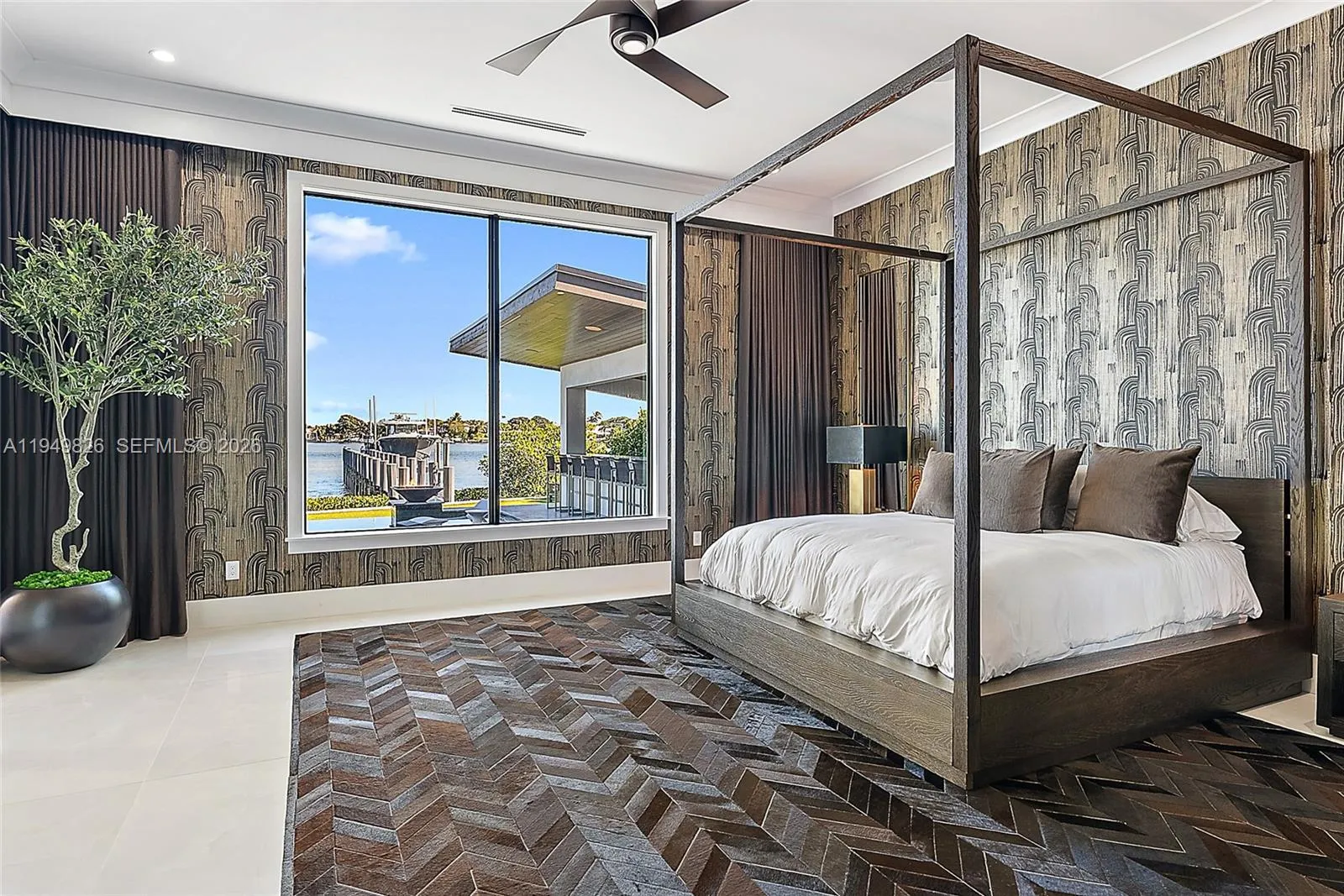 Guest Bedroom - Main Floor