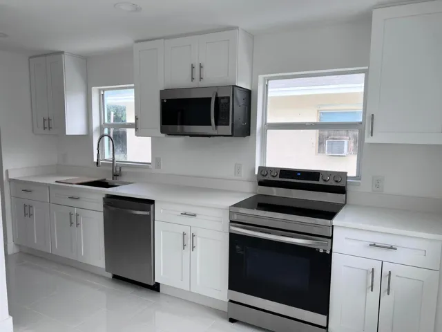BRAND NEW KITCHEN only 12 months old!