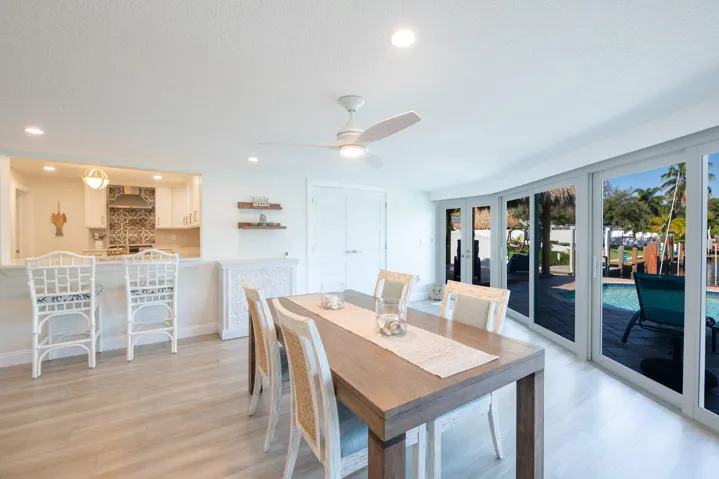 Many options for configuring the space here and the extra space behind this photo.