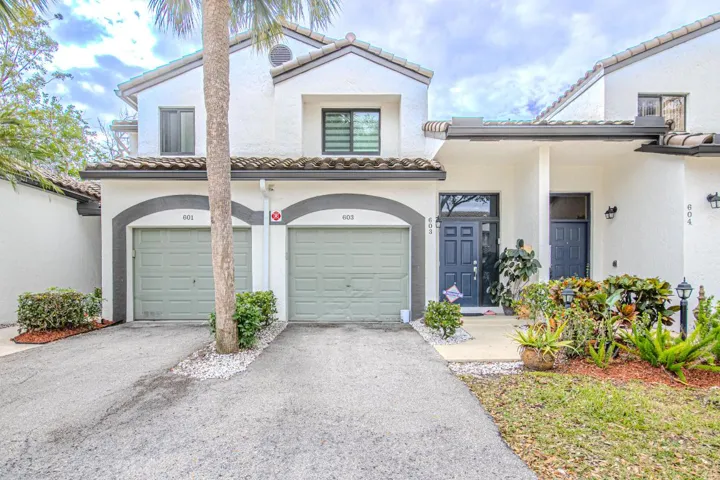 Stunning townhome in Parkland.