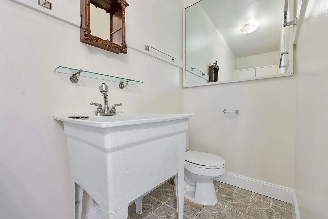 1/2 Bath