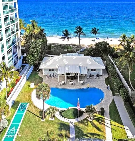 Pool & Clubhouse
