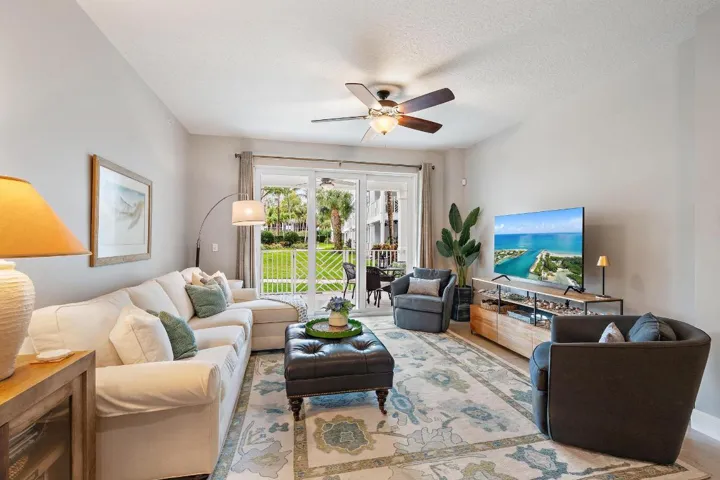 814 Bay Colony Dr S-9