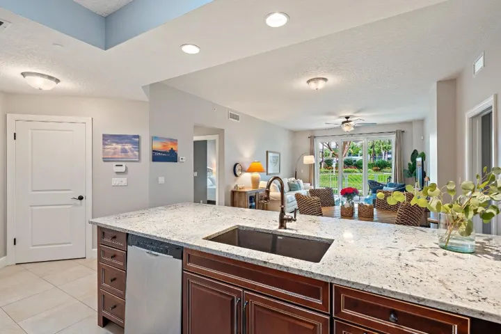 814 Bay Colony Dr S-5