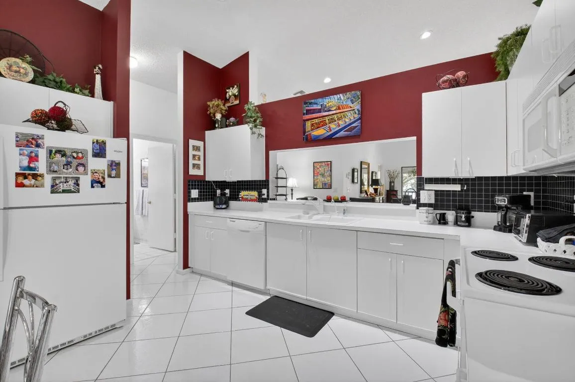 LARGE KITCHEN