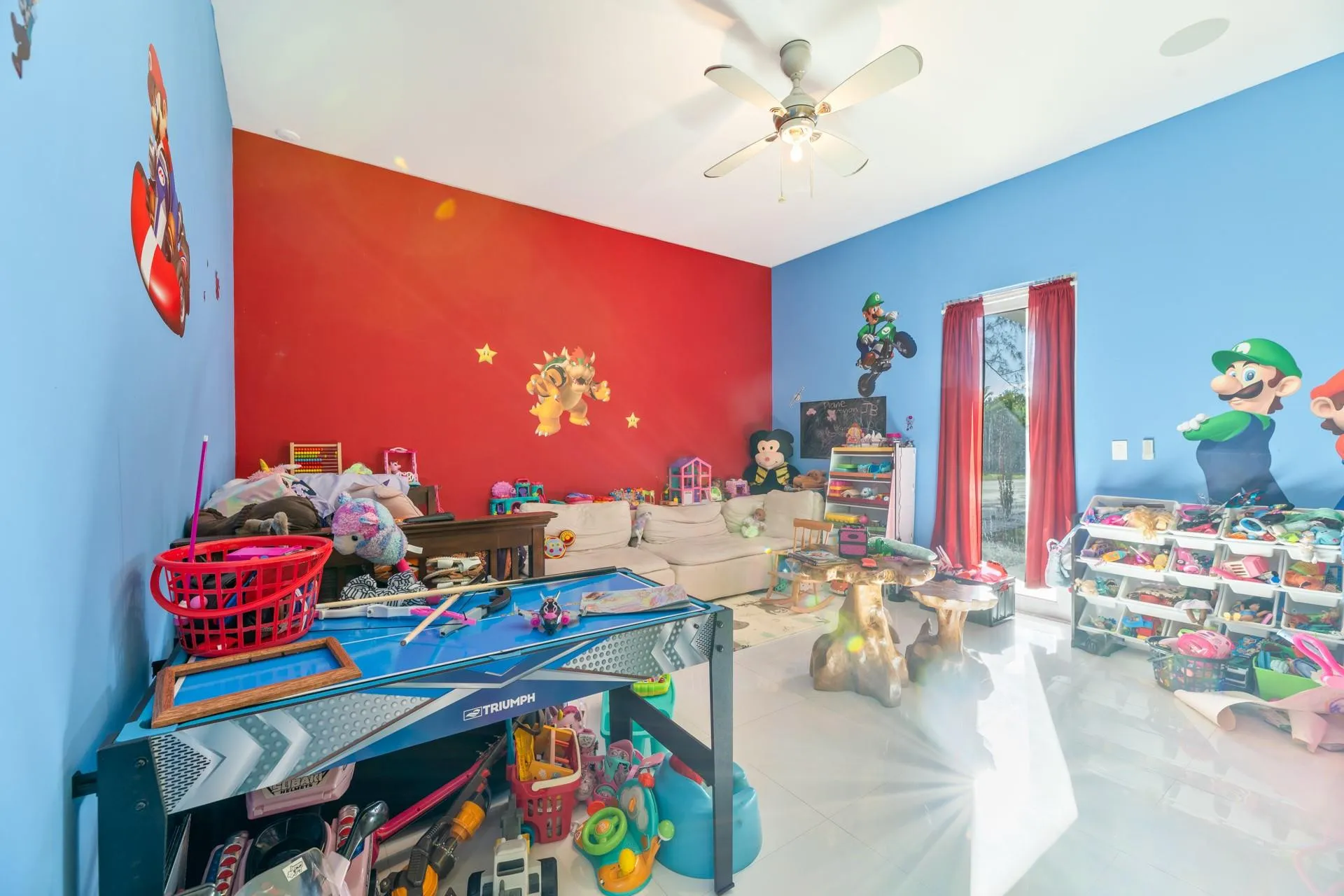 GAME ROOM/ COULD BE A BEDROOM