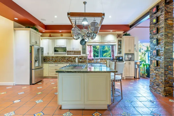 KITCHEN ISLAND