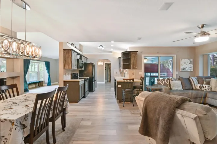 14 TV family room 02