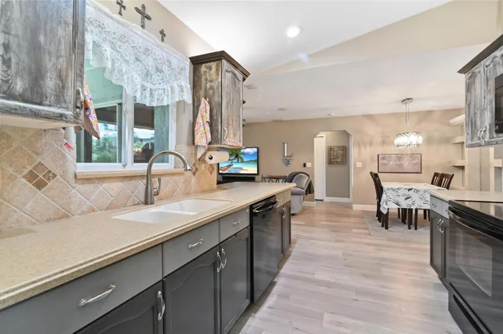 10 Kitchen 01