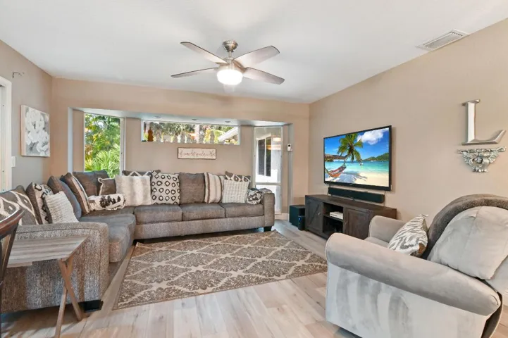 15 TV family room 03