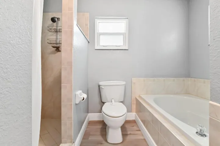 28 Bathroom 02