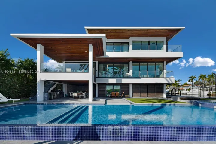 Displaying the huge, covered spaces for seamless indoor and outdoor living.
