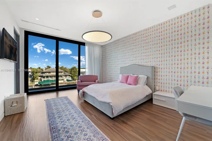 Large bedroom with walk-in closet and En Suite bathroom