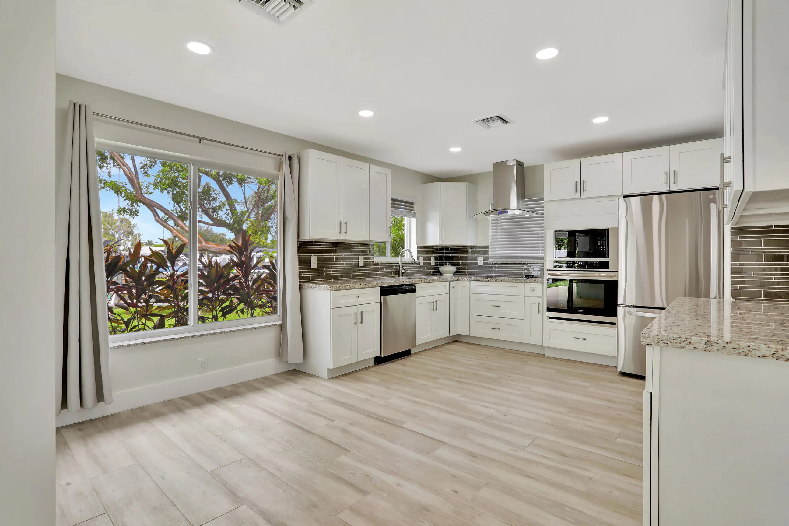 Kitchen and dining area.