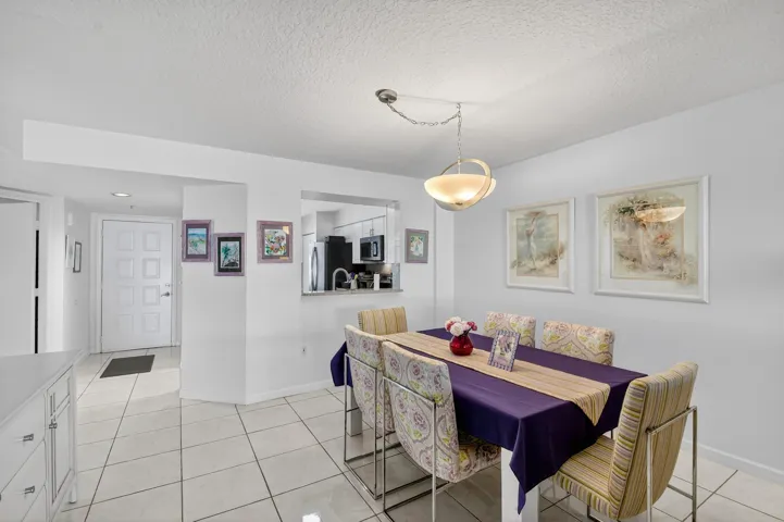 Spacious Dinning room