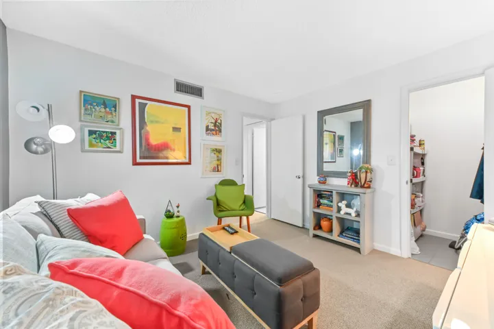 12 Family room 02