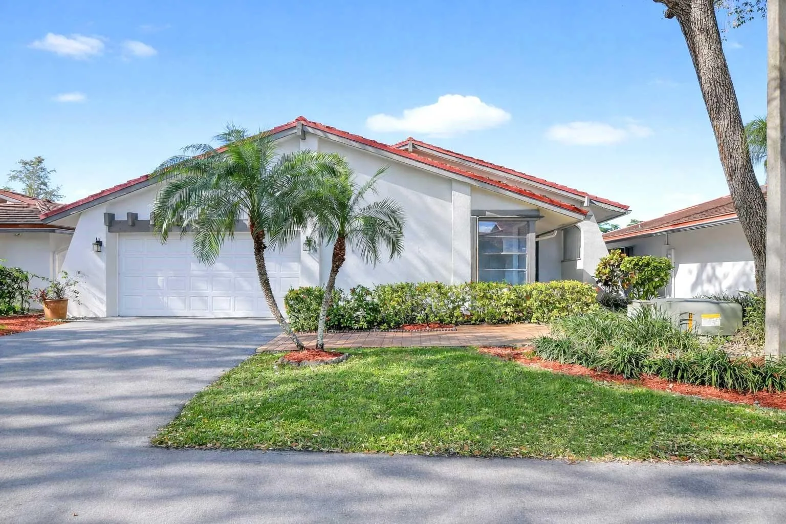 Welcome HOME to this single family GOLF FRONT 3/2 home in The Hollows of Deer Creek.