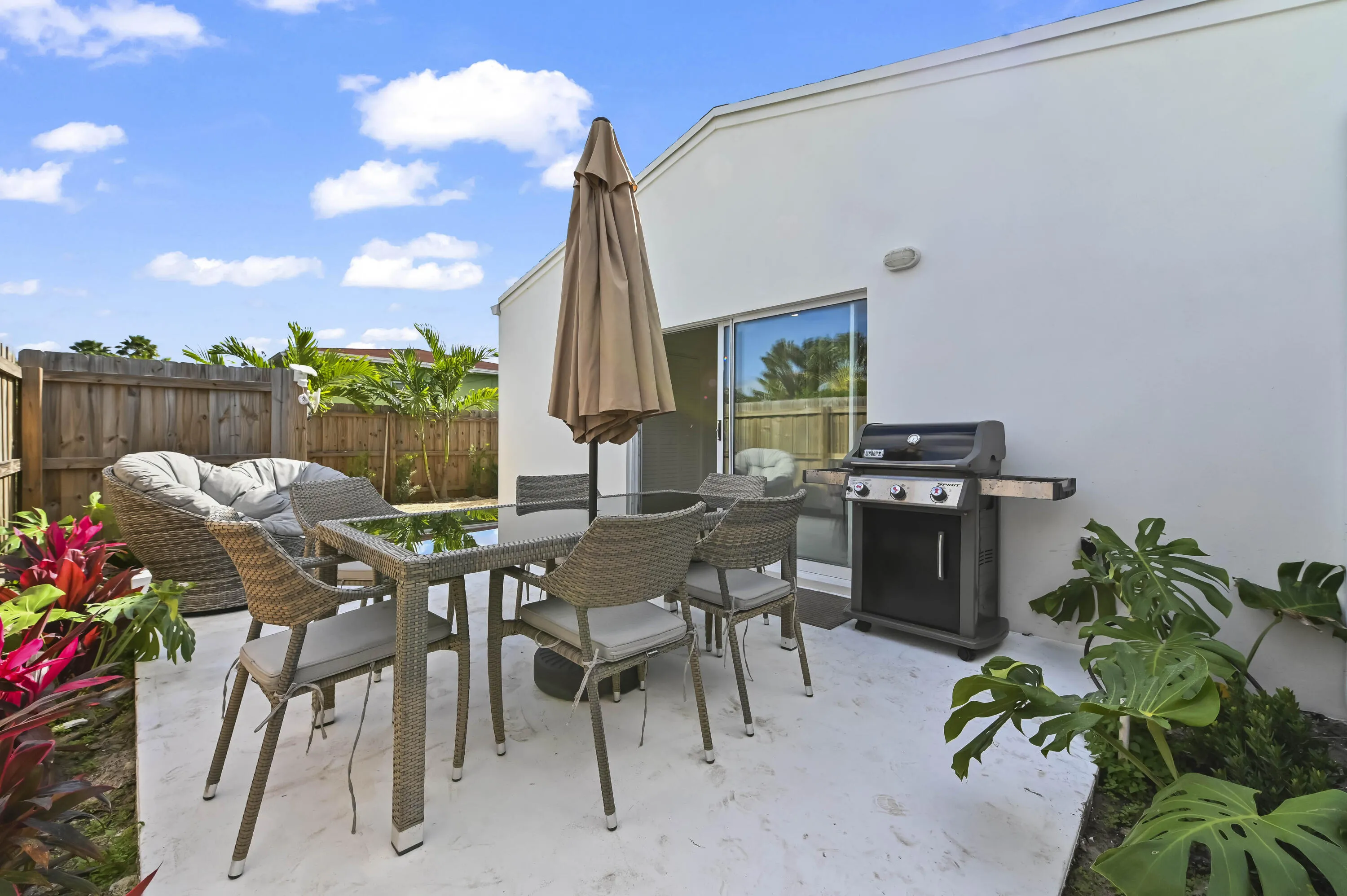 38 Patio BBQ Area 02