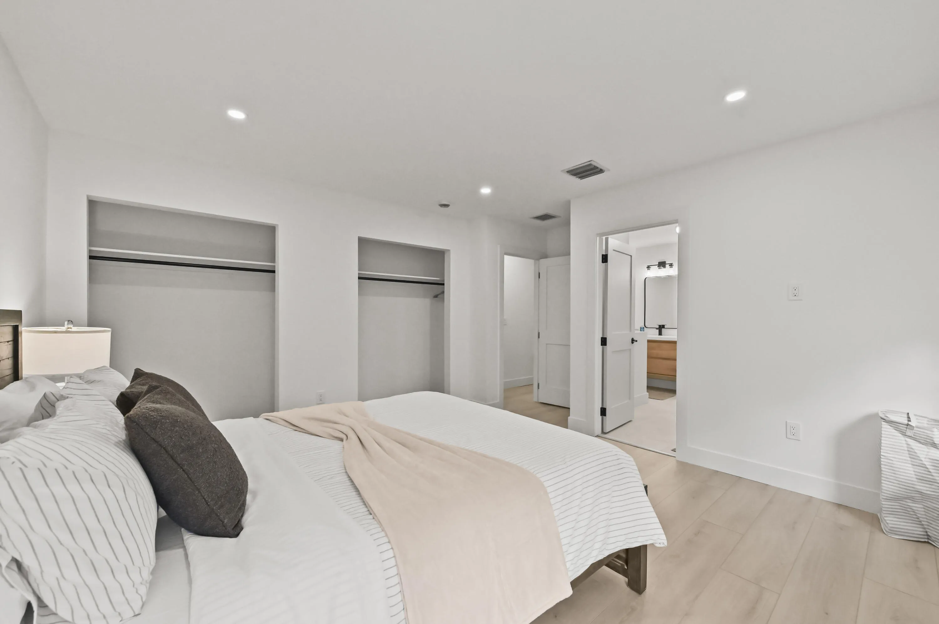 32 Bedroom 02