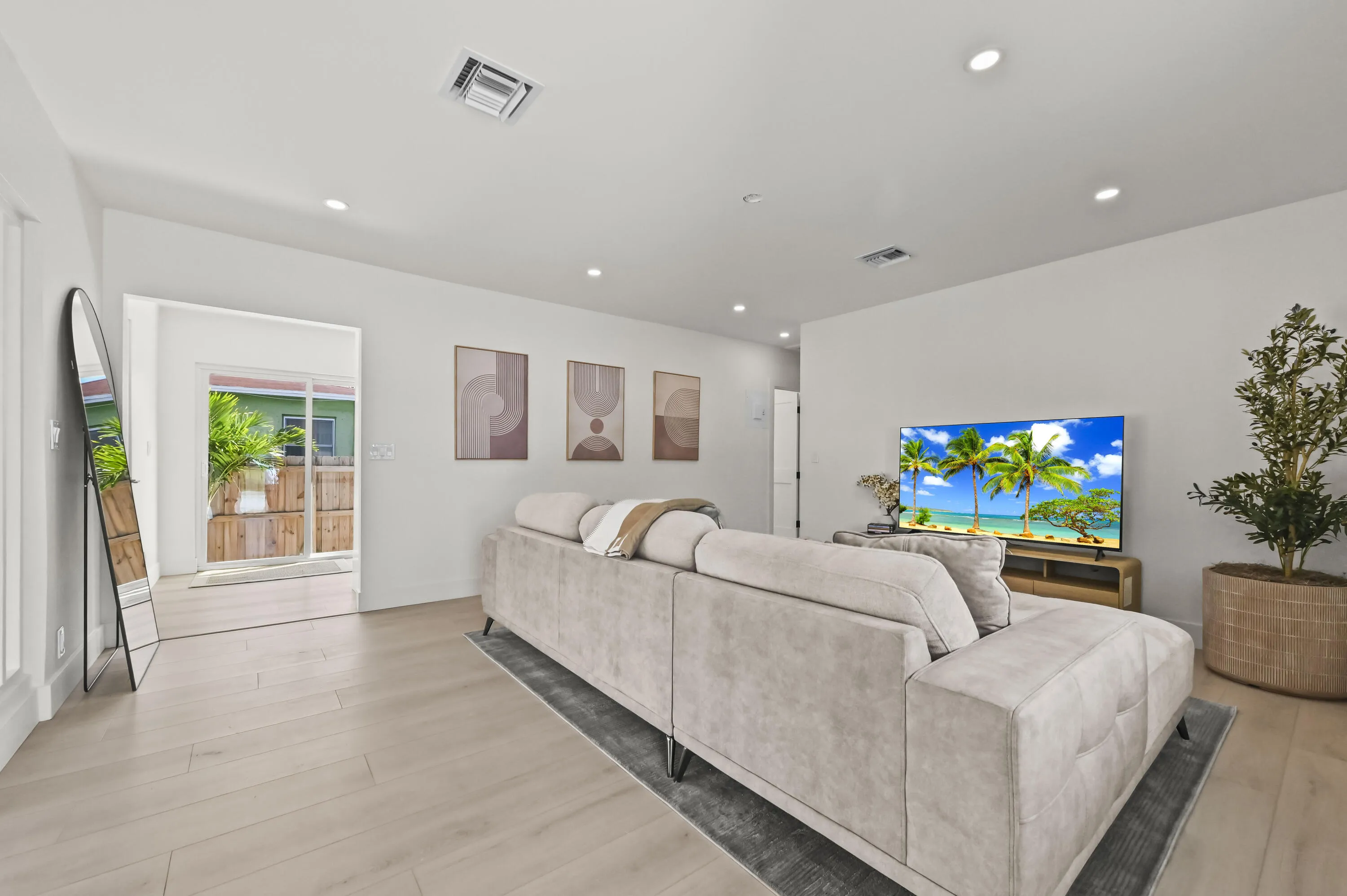 06 Living Room 01