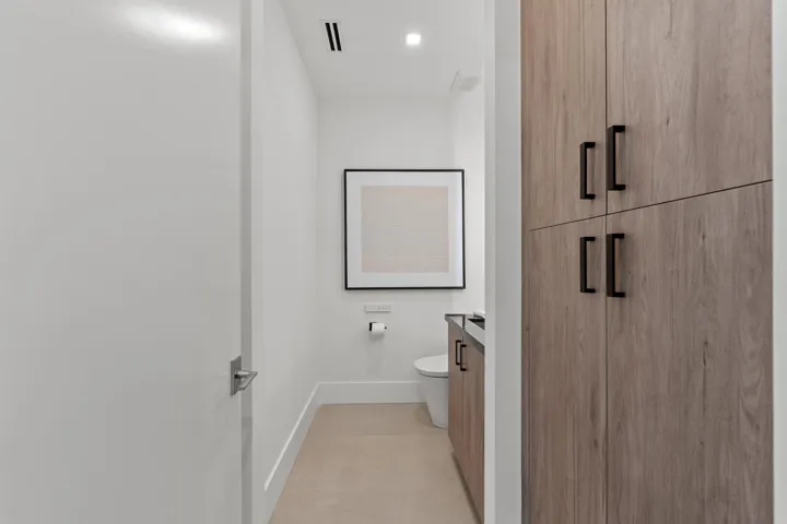 POWDER_ROOM_STRAIGHT_DT