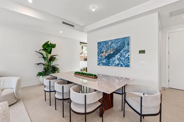 DINING_LOOKING_IN_DT