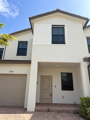 2022 Lennar townhome in gated Siena Reserve — move-in ready, low-maintenance Florida living.