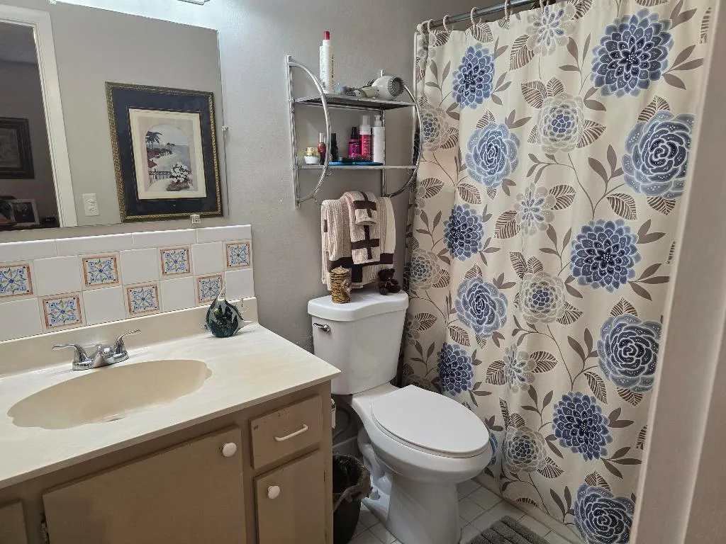 MASTER BATH ROOM