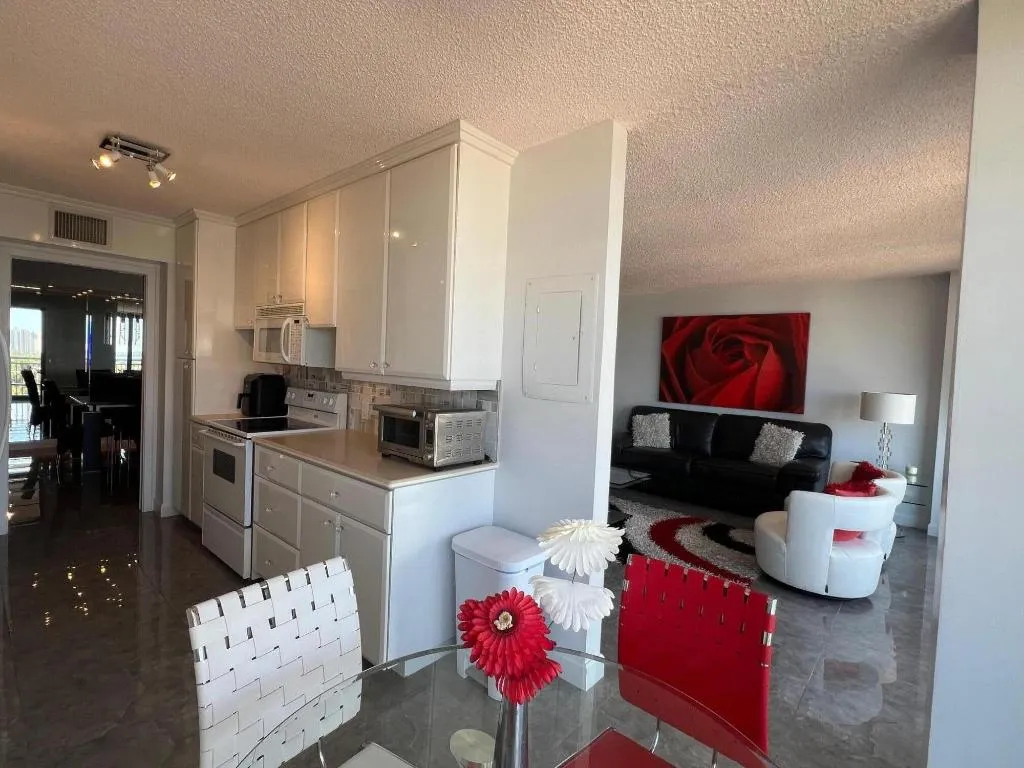 Kitchen Eating Area