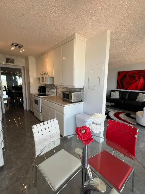 Kitchen Eating Area