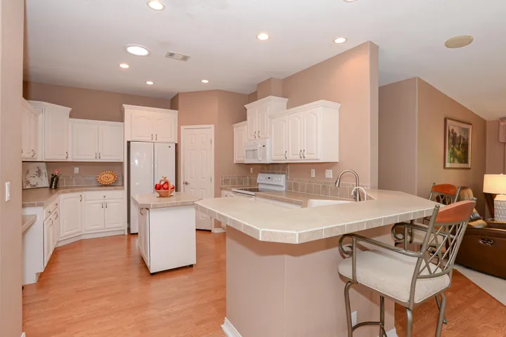 Kitchen w/ floating island