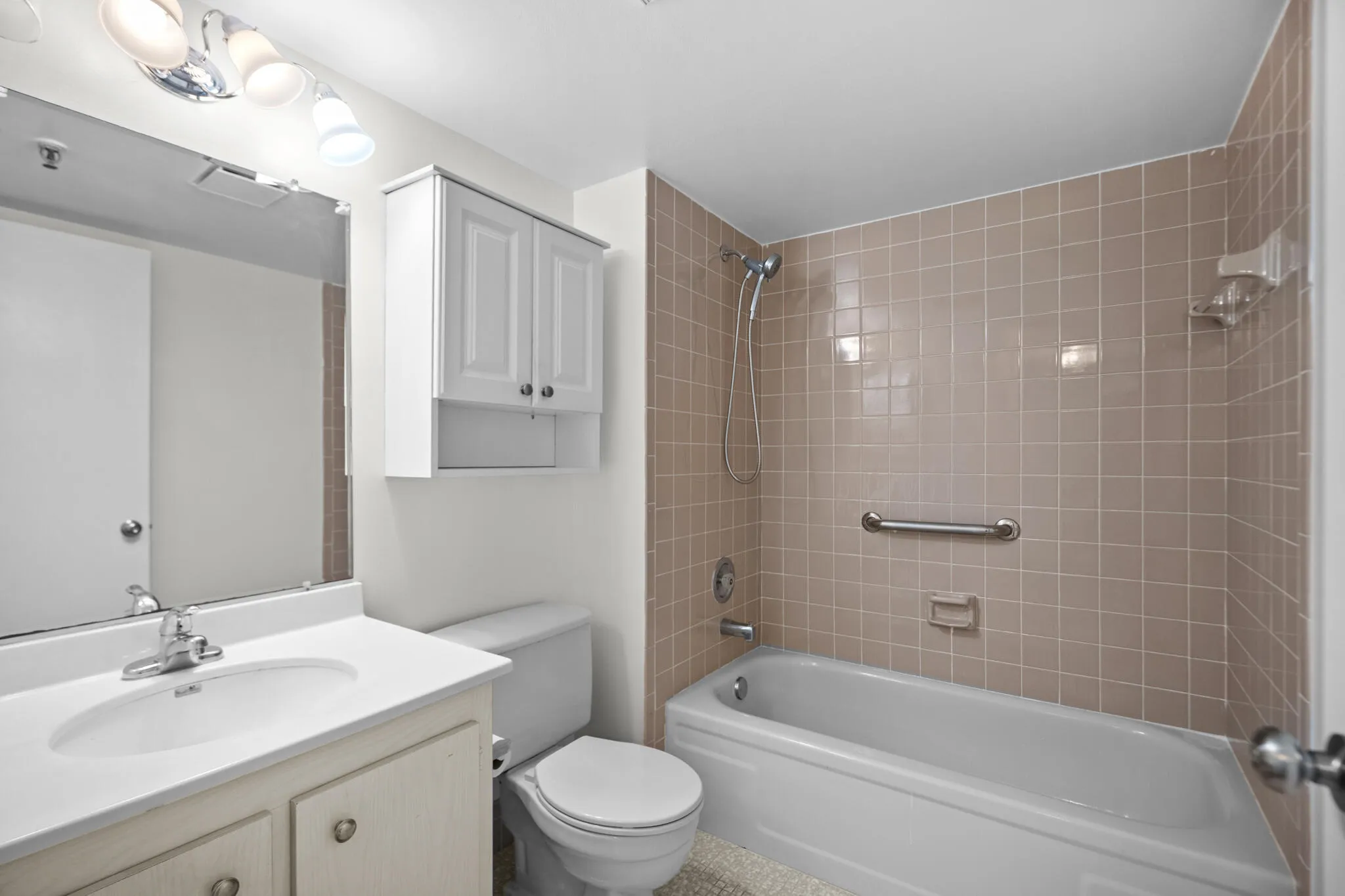 2nd Bathroom freshly painted.