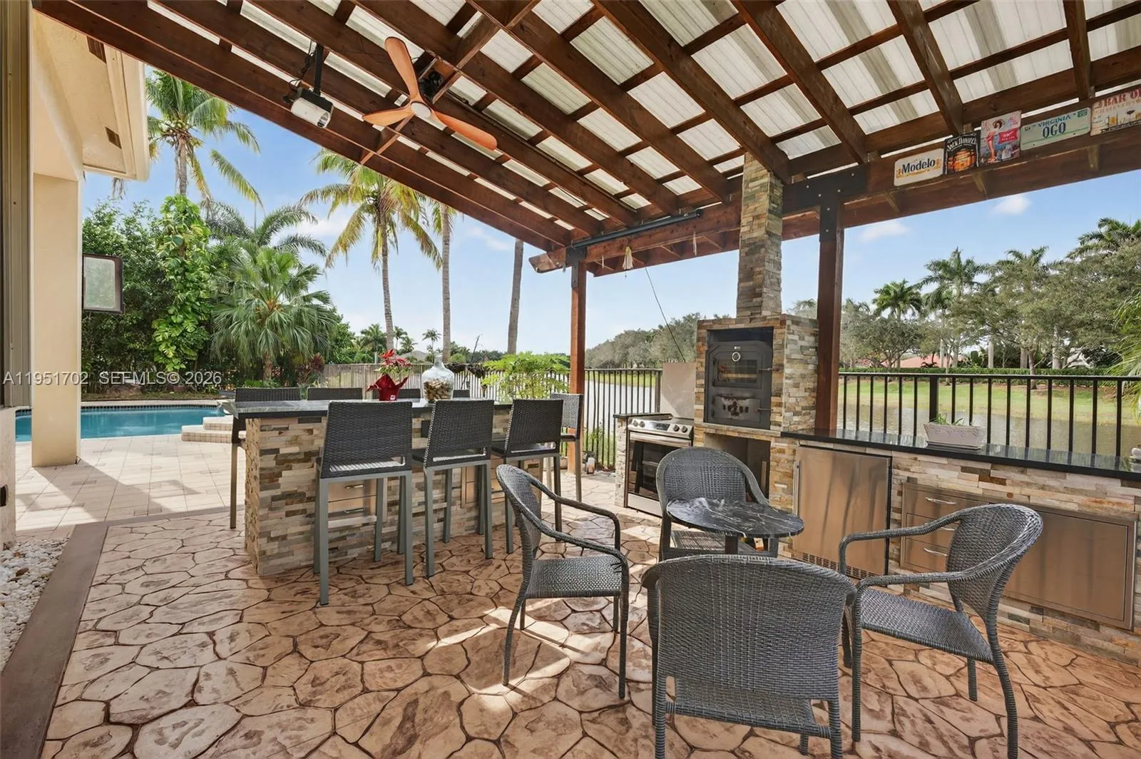 Full outside kitchen. Refrigerator, screen Karaoke