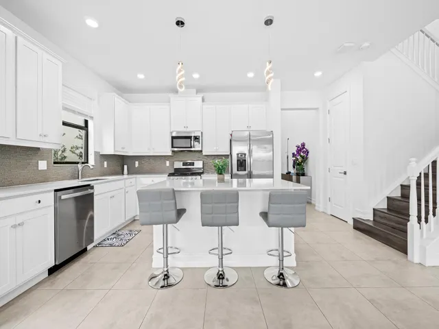 Beautiful eat in large kitchen