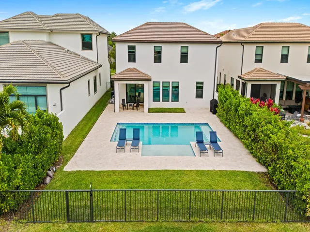 Yard and pool without virtual furniture added
