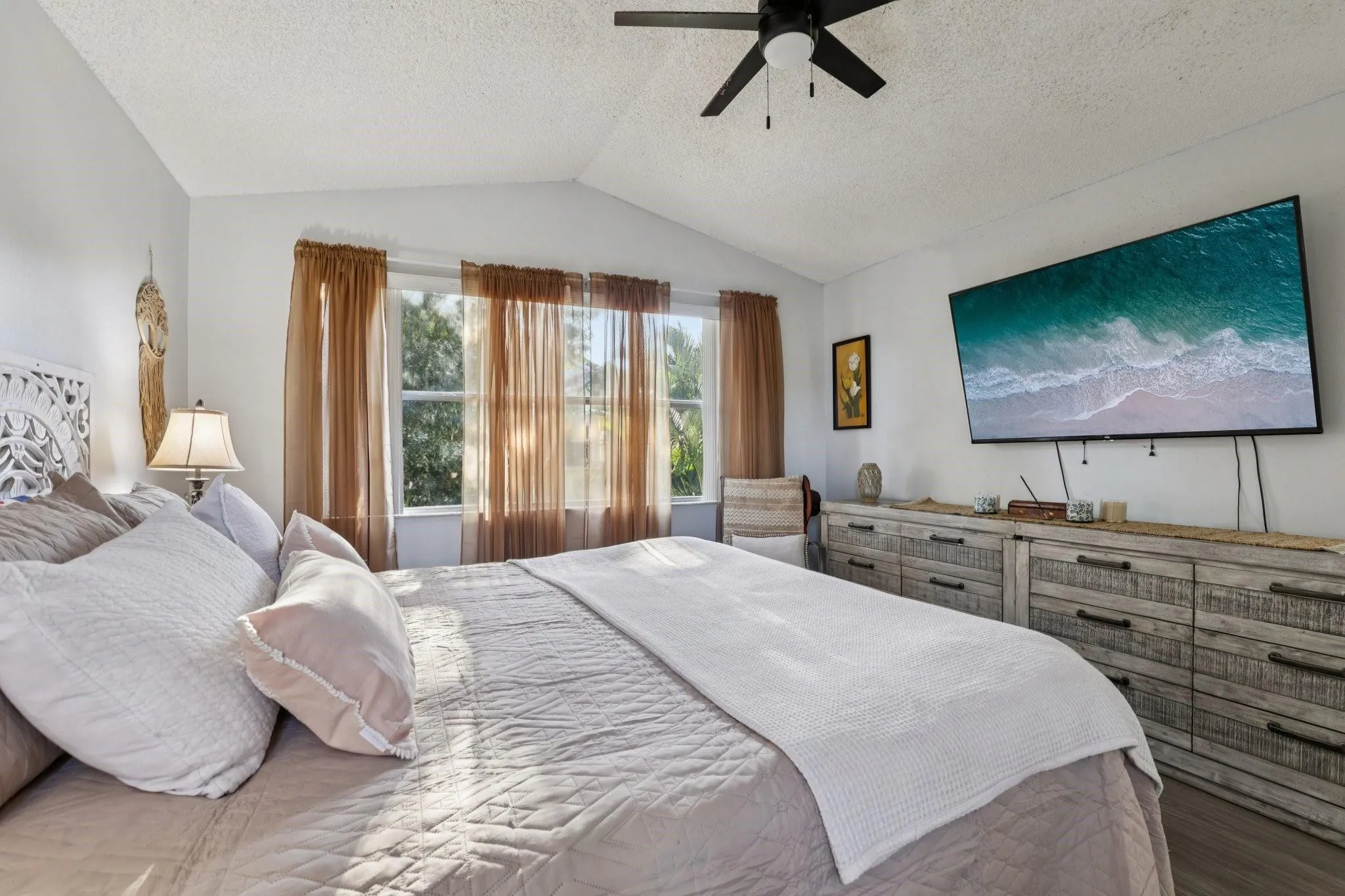 Generously sized, it offers ample room for a complete bedroom suite while maintaining a calm and comfortable atmosphere.