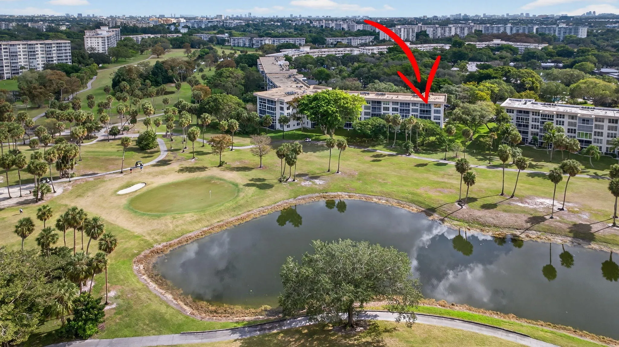 3960 Oaks Clubhouse Dr 512 3/2 on Lake/Golf