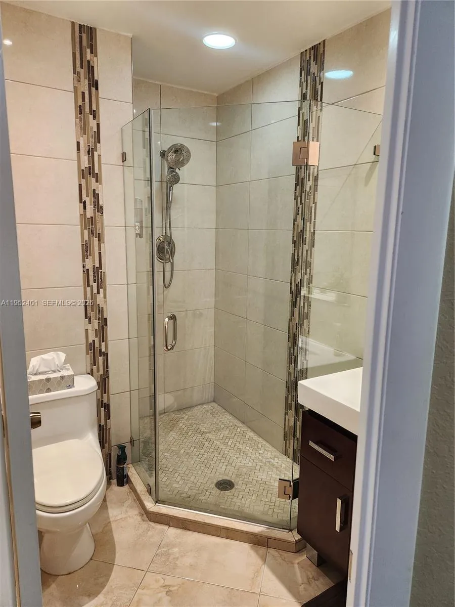2 ways access to the bathroom