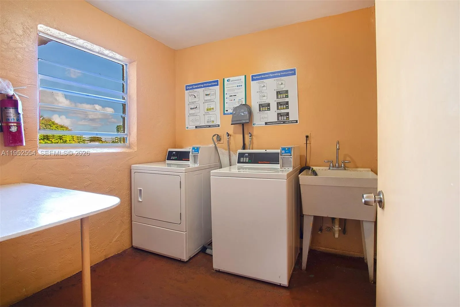 COIN OPERATED LAUNDRY ROOM/TUB